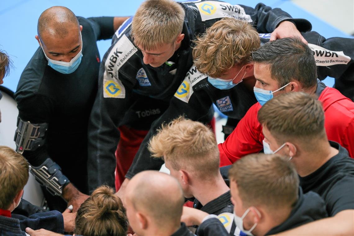 TSG Backnang: Aus Doppelkampftag wird Soloprogramm TSG-Trainer Jens Holderle (roter Pulli) schwört heute nur Backnangs Männer auf ihren Kampf ein, das Duell der Frauen fällt aus.Foto: A. Becher