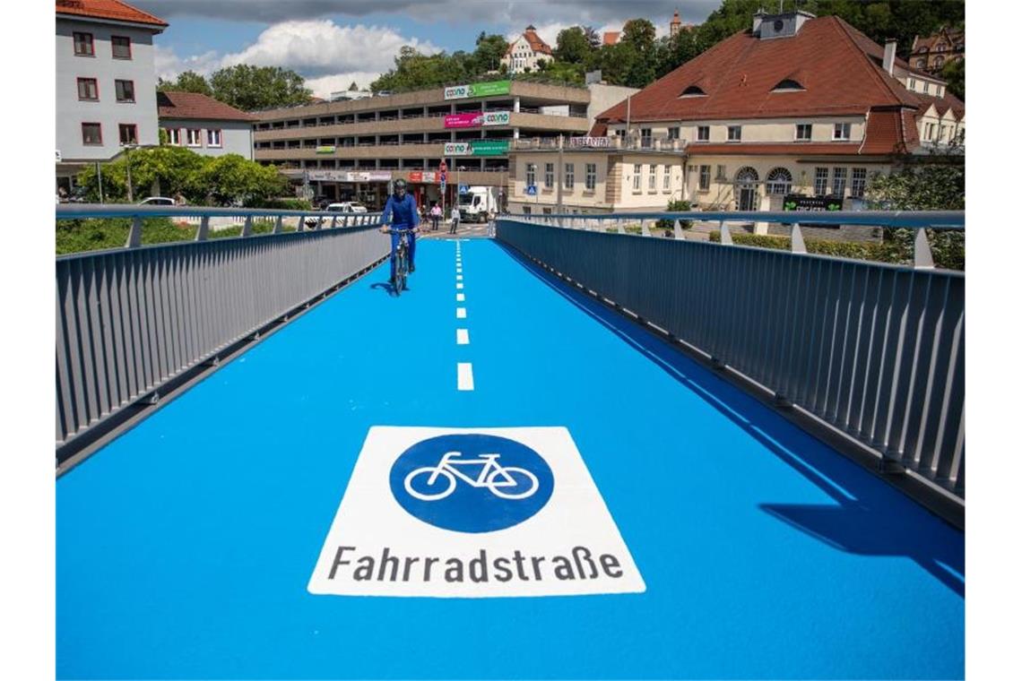 Ausbau der Radinfrastruktur im Südwesten stockt noch Tübingens Oberbürgermeister Boris Palmer fährt auf einem Radweg. Foto: Christoph Schmidt/dpa/Archivbild