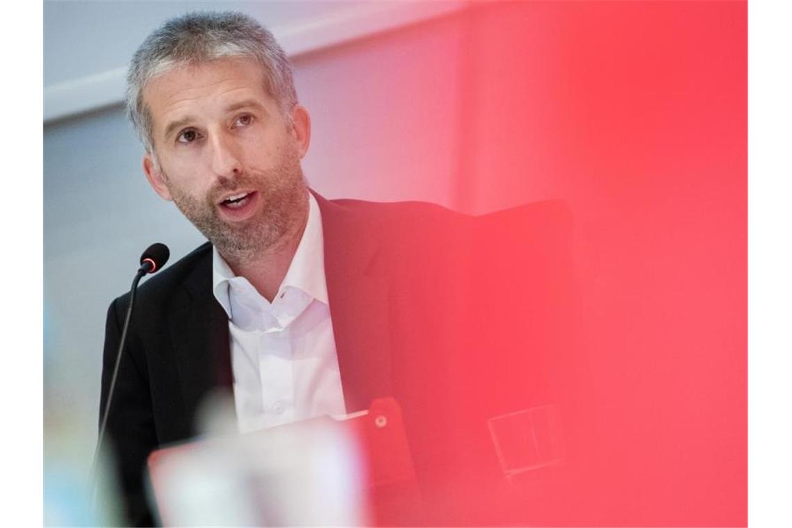 Rückschlag für „Tübinger Weg“: Mehr Infektionen in Heimen Tübingens Oberbürgermeister Boris Palmer (Grüne) nimmt an einer Sitzung teil. Foto: Tom Weller/dpa/Archivbild