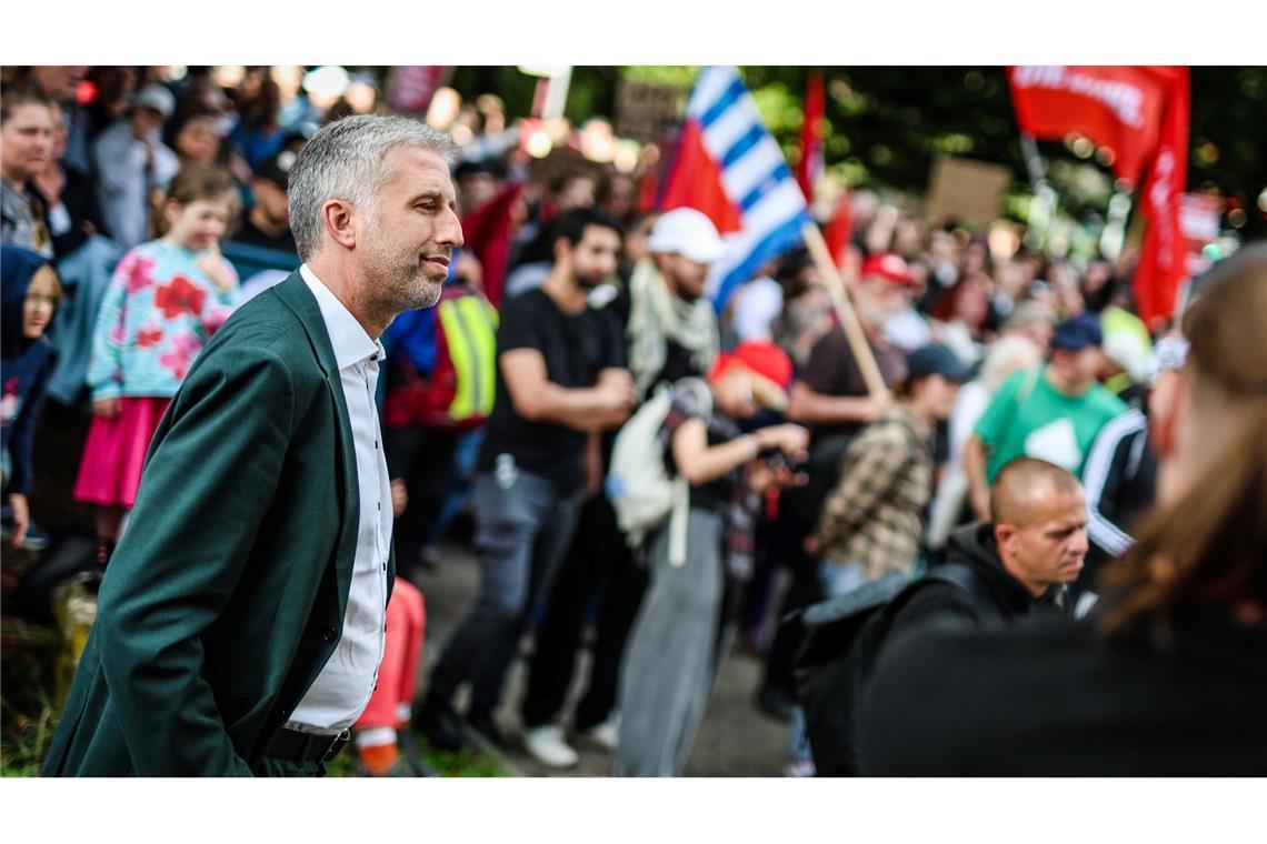 Tübingens Oberbürgermeister Boris Palmer (Parteilos, l) kommt zu seiner Diskussionsrunde mit dem AfD-Landesvorsitzendem Frohnmaier zum Austragungsort, der Hermann-Hepper-Halle, vor der eine Demonstration der Linken gegen die AfD stattfindet.