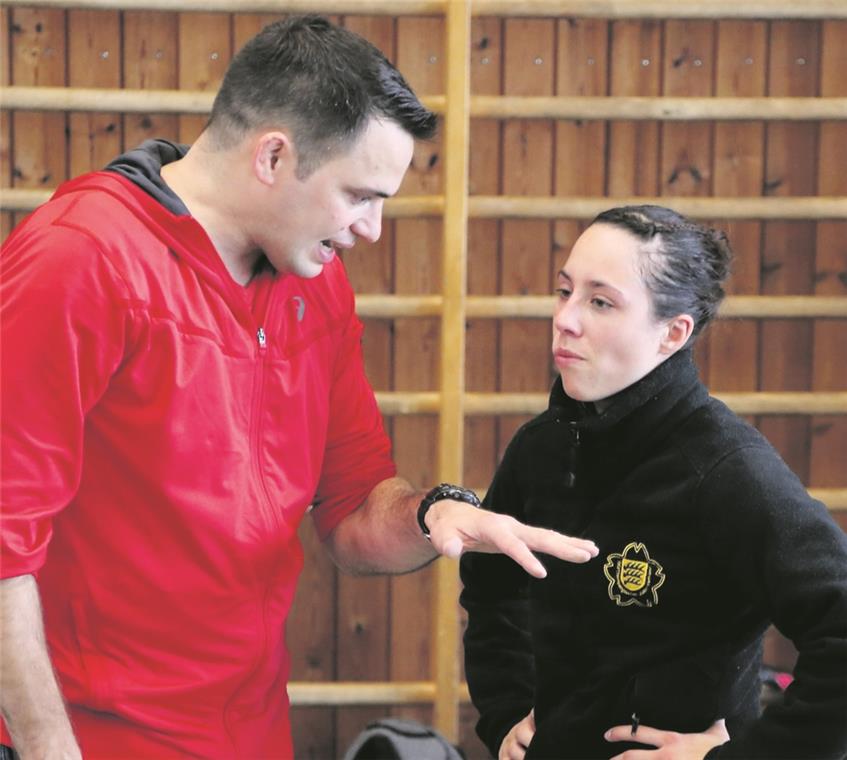 Tüfteln an dem Plan, der den Backnanger Judofrauen im Idealfall die Titelverteidigung bringen soll: Trainer Jens Holderle und TSG-Eigengewächs Katharina Menz. Foto: B. Strohmaier