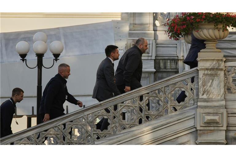 Türkei, Istanbul: Der ukrainische Verteidigungsminister Rustem Umjerov (r) kommt zu Friedensgesprächen zwischen russischen und ukrainischen Delegationen im Ciragan-Palast an.