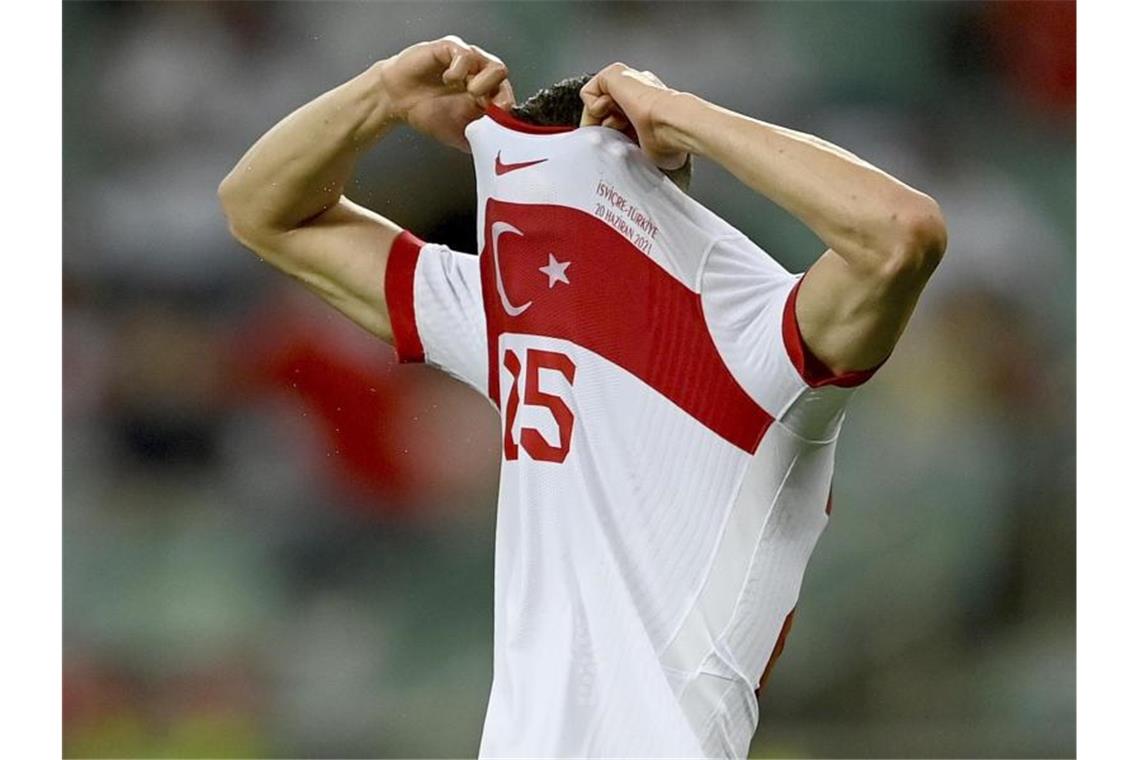Shaqiri wahrt Schweizer Achtelfinal-Chance - Aus für Türkei Türkeis Mert Müldür zeigt sich gefrustet. Foto: Ozan Kose/AFP Pool/dpa