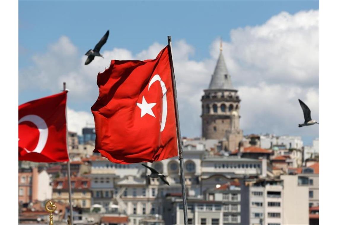 Türkische Wirtschaft bricht in Corona-Krise ein Türkische Flaggen wehen vor dem Galataturm in Istanbul: Die türkische Wirtschaft ist von der Corona-Krise hart getroffen worden. Foto: Lefteris Pitarakis/AP/dpa
