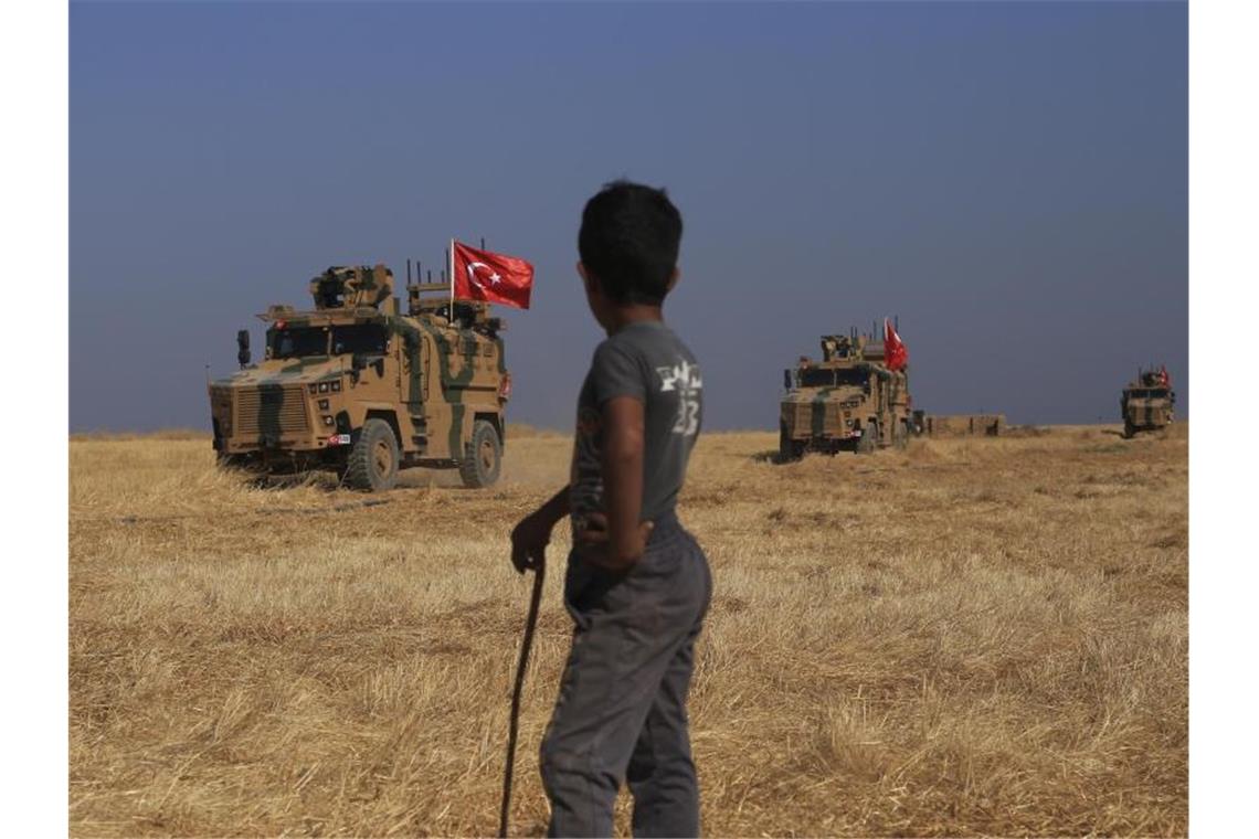 Türkei beginnt Bodenoffensive in Nordsyrien Türkische gepanzerte Fahrzeuge während einer gemeinsamen Bodenpatrouille mit US-Streitkräften in der sogenannten „Sicherheitszone“. Foto: Baderkhan Ahmad/AP/dpa