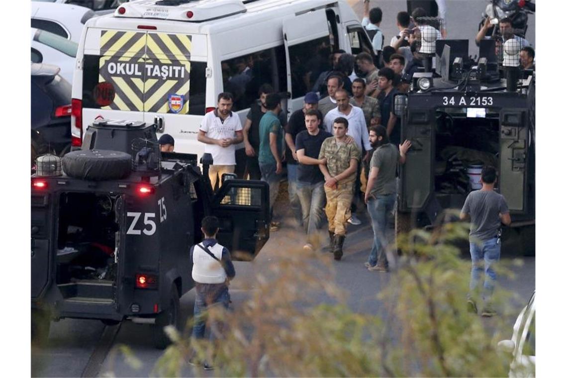 Gedenken an Putschversuch in der Türkei vor drei Jahren Türkische Polizisten führen putschverdächtige Soldaten am Taksim-Platz in Istanbul ab. Foto: Tolga Bozoglu/EPA