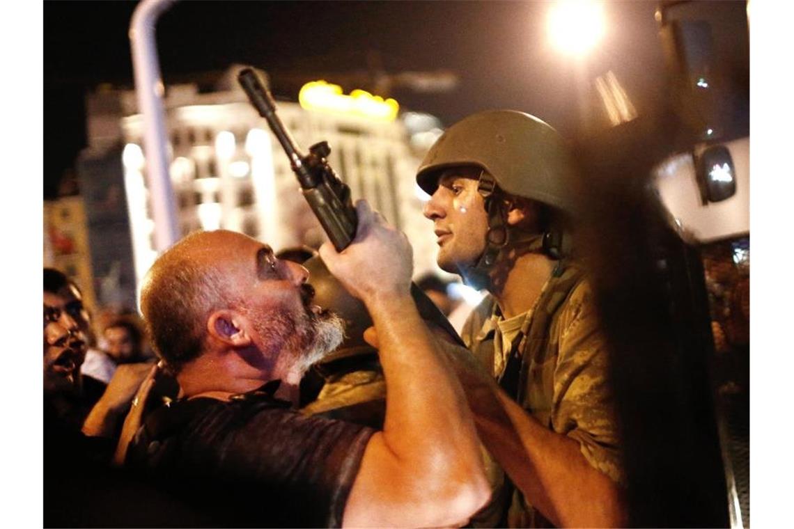 Türkische Polizisten nehmen putschverdächtige Soldaten in Istanbul fest. Foto: Sedat Suna/EPA