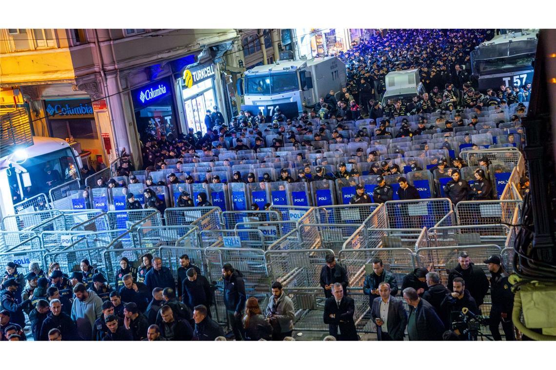 Türkische Polizisten sperren eine Strasse ab.