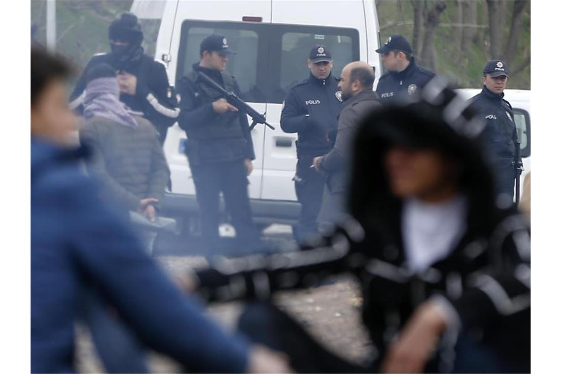 Türkische Polizisten stehen in Erdine nahe der türkisch-griechischen Grenze. Foto: Emrah Gurel/AP/dpa