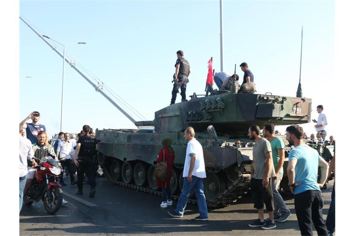 Gedenken an Putschversuch in der Türkei vor drei Jahren Türkische Polizisten und Anhänger von Präsident Erdogan stehen nach dem gescheiterten Putsch in der Nähe von Panzern auf der Bosporusbrücke in Istanbul. Foto: str/EPA