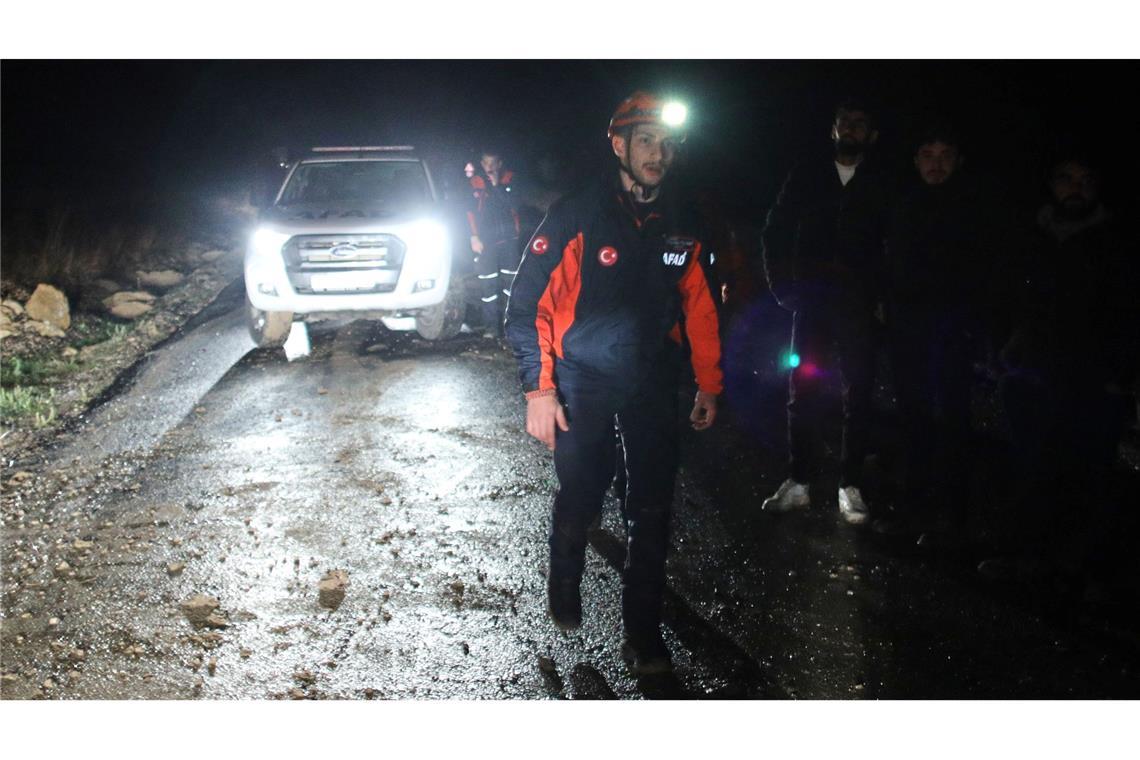 Türkische Rettungsteams suchen nach Überresten des Flugzeugs.