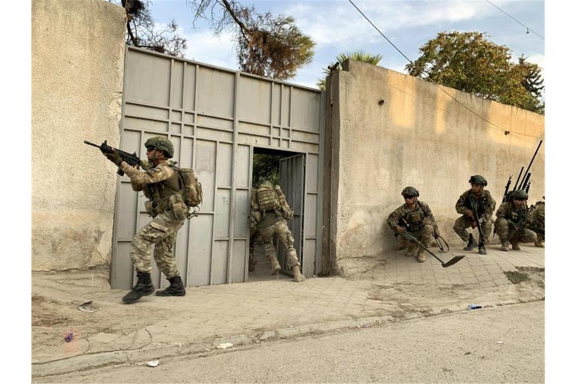 Türkische Soldaten in Tall Abyad in Nordsyrien. Foto: -/XinHua/dpa