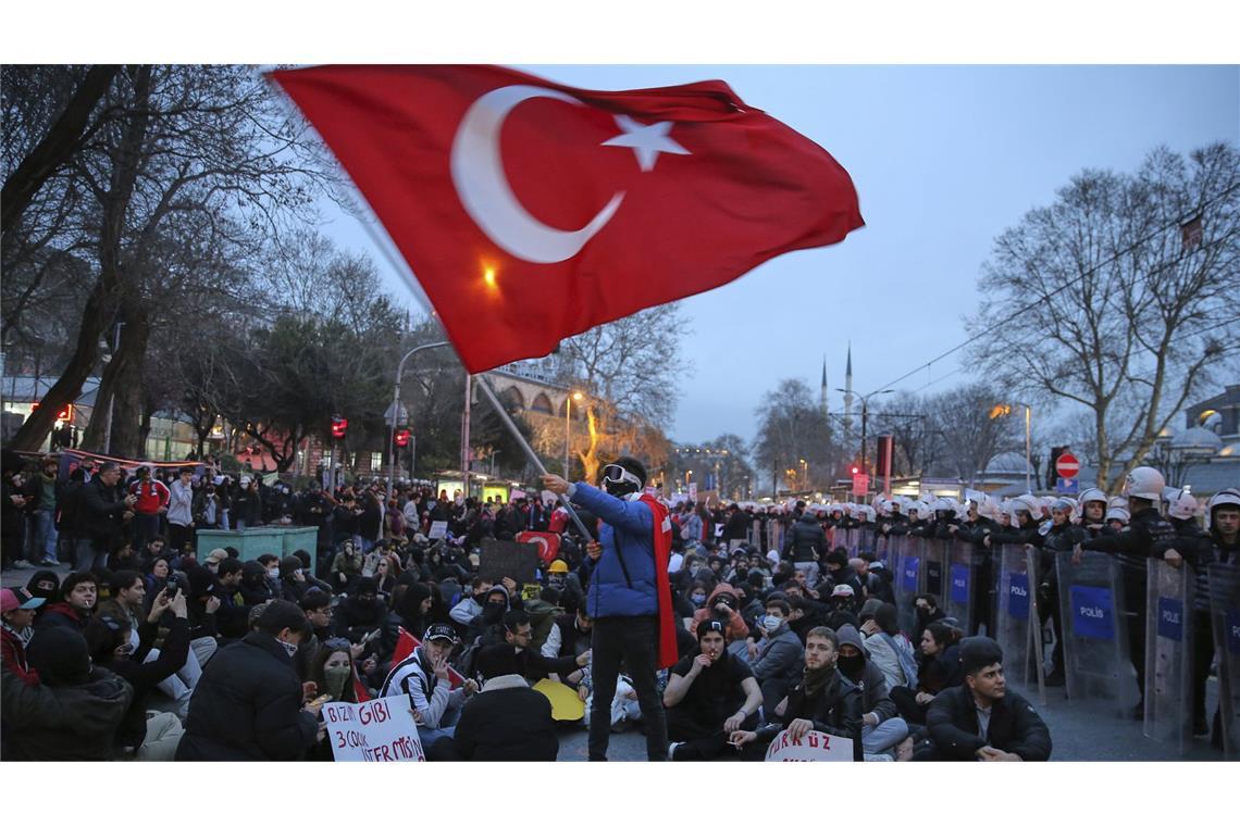 Aktuelle Sicherheitslage in der Türkei: Was Reisende wissen müssen Türkische Studenten protestieren gegen die Imamoglu-Verhaftung.