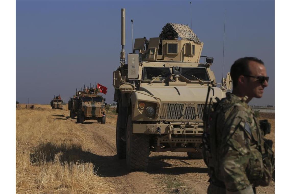 Türkische und amerikanische Panzerfahrzeuge patrouillieren bei Tal Abyad an der syrisch-türkischen Grenze. Foto: Baderkhan Ahmad/AP/dpa