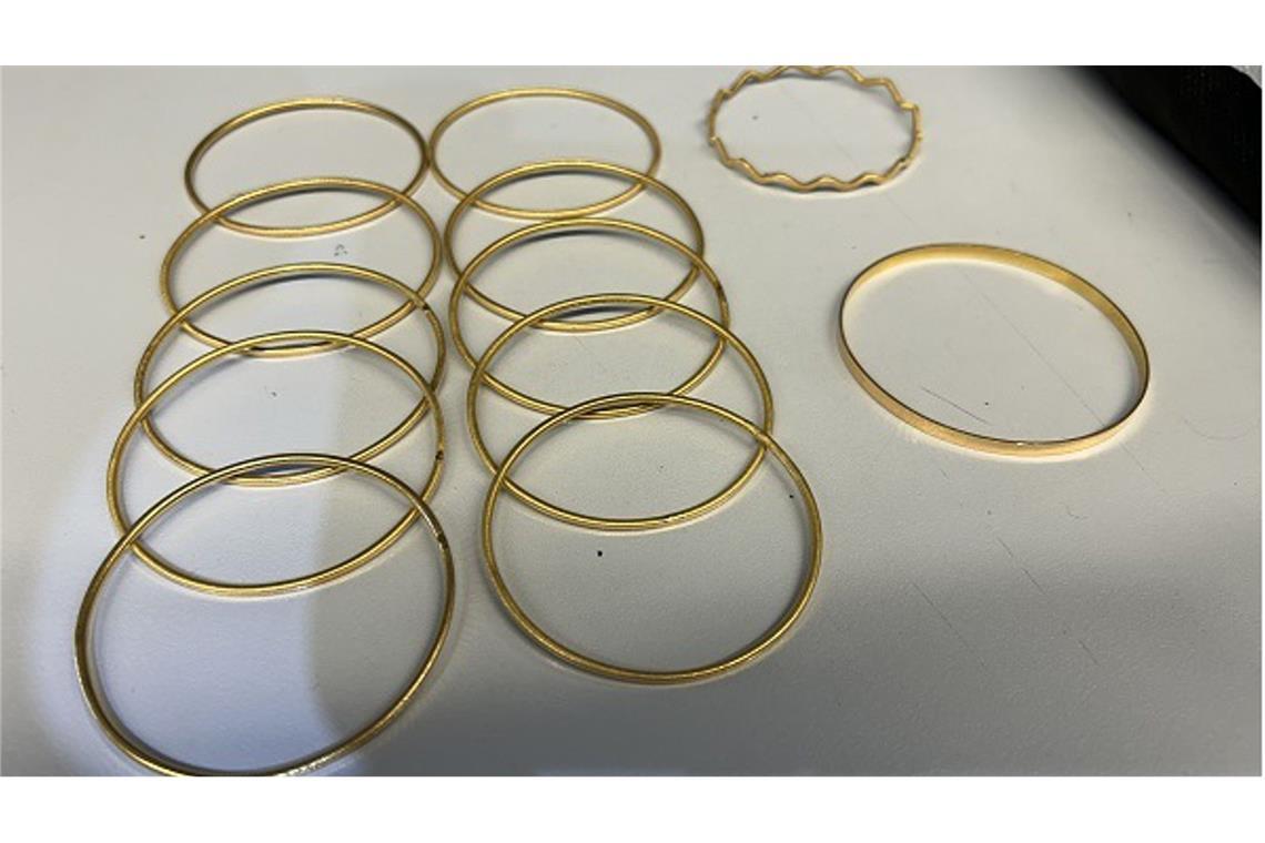 Goldschmuck unterm Ärmel – Zoll stoppt Schmuggelversuch Türkischer Goldschmuck im Wert von über 10.000 Euro.