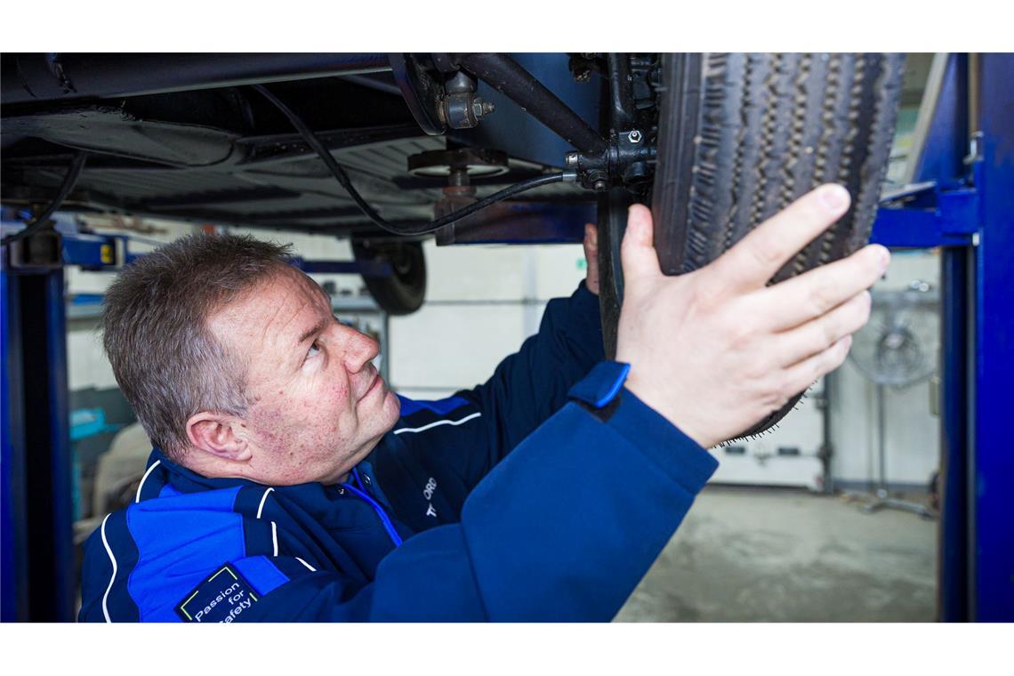 Ältester VW Käfer der Welt fährt wieder TÜV-Mitarbeiter Thomas Rusch hat das Fahrzeug abgenommen.