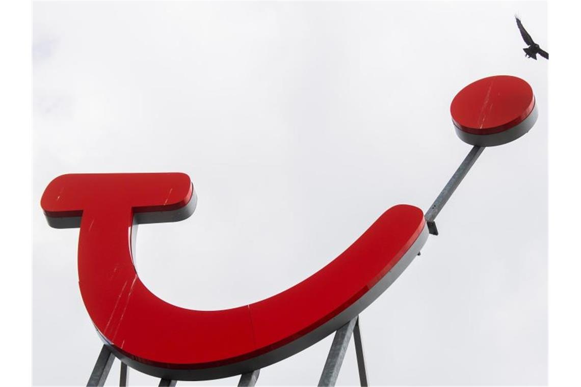 Tui-Logo in Hannover. Der Erlös aus den Wandelschuldverschreibungen soll in die laufende Refinanzierung fließen. Foto: Julian Stratenschulte/dpa