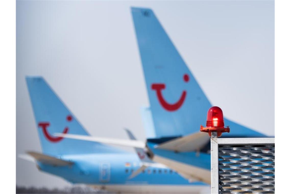 Niedersachsen fordert „langfristige Zielsetzung“ für Tuifly Tuifly muss wie viele andere Airlines wegen der Buchungseinbrüche in der Corona-Krise massiv sparen. Foto: Julian Stratenschulte/dpa