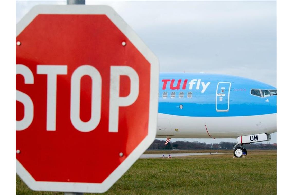 Tuifly will künftig auf etwa die Hälfte ihrer Jets verzichten und mindestens drei Basen dichtmachen. Hunderte weitere Stellen im Tui-Konzern könnten dabei abgebaut werden. Foto: picture alliance / dpa