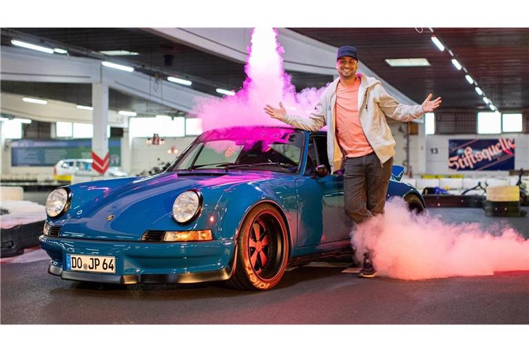 Tuningprofi Jean Pierre „JP“ Kraemer posiert im Daytona Kart-Center vor einem Porsche RWB Backdate.  (zu dpa: «Museum von Jean Pierre Kraemer nach Drohungen geschlossen»)