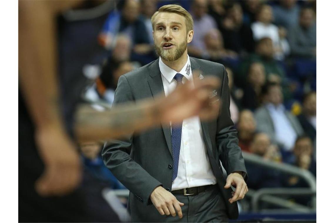 Tuomas Iisalo, Head Coach von Hakro Merlins Crailsheim, steht rufend am Rand des Courts. Foto: Andreas Gora/dpa/Archivbild