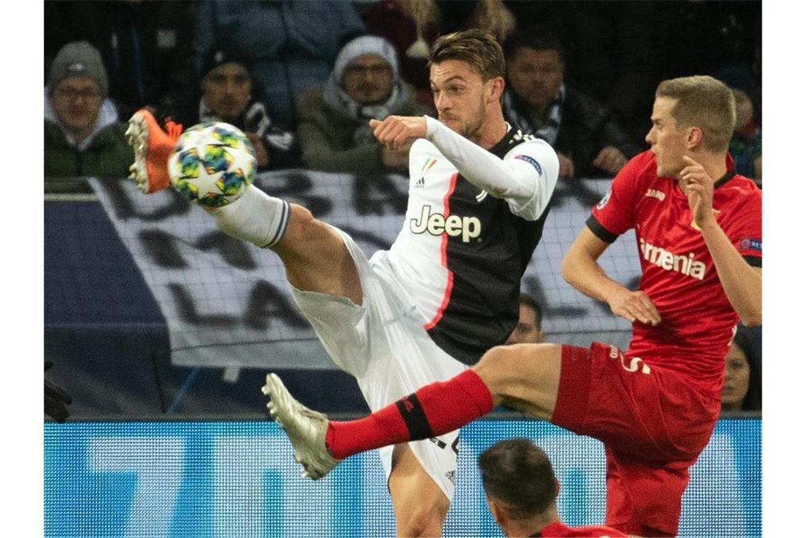 Inter Mailand stellt Spielbetrieb bis auf Weiteres ein Turins Daniele Rugani (l), hier im Zweikampf mit Sven Bender, ist positiv auf das Coronavirus getestet worden. Foto: Federico Gambarini/dpa