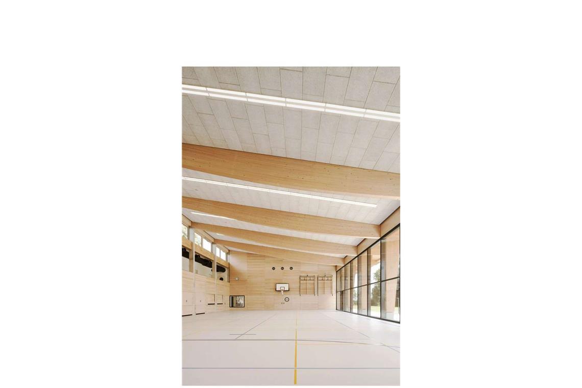 Turn- und Festhalle um, viel Holz – darunter ein Holztragwerk – kam beim Umbau zum Einsatz. „Mit der Mehrzweckhalle in Ingerkingen gelingt es dem Atelier Kaiser Shen, dem Konzept des Weiterbauens ein überzeugendes Gesicht zu geben  Die Überformung des Bestands wird mit spielerischer Leichtigkeit in eine neue Ästhetik überführt“, lobte die Jury.