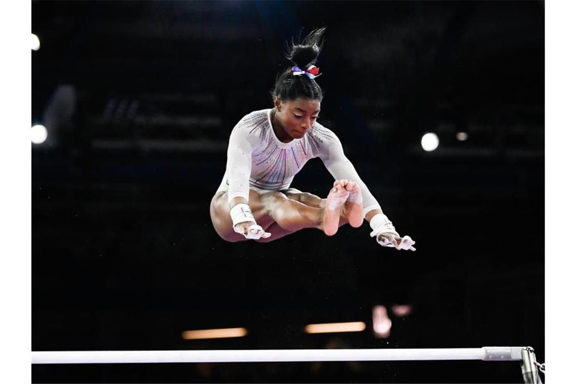 Biles erneut Mehrkampf-Weltmeisterin: Seitz auf Rang sechs Turnen: Weltmeisterschaft, Mehrkampf, Frauen, Finale. Simone Biles aus den USA turnt am Stufenbarren. Foto: Tom Weller/dpa