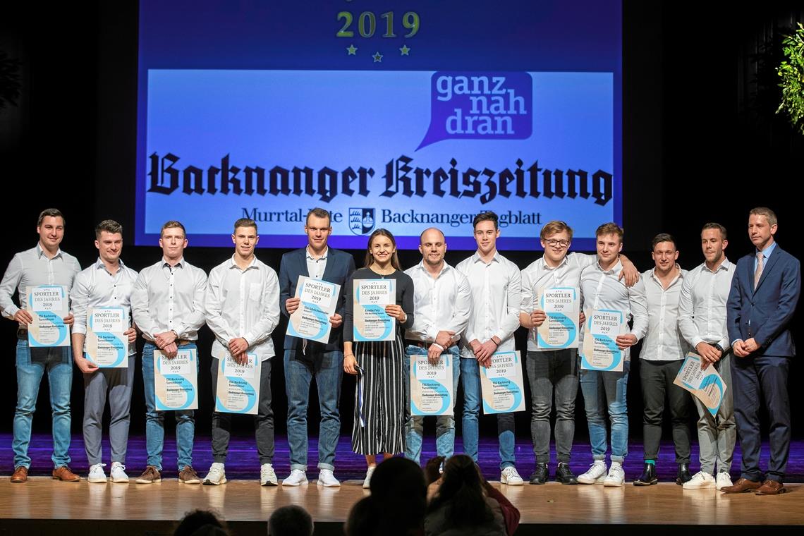 Turnerin Emelie Petz, Radrennfahrer Tim Schlichenmaier (Fünfter von links) und die Drittliga-Turner der TSG Backnang haben von BKZ-Redaktionsleiter Kornelius Fritz (rechts) die Urkunden und Medaillen erhalten. Foto: A. Becher