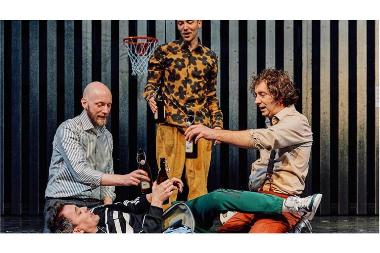 Turnlehrer Tommy (Marcus Michalski, liegend) hat es umgehauen. Seine Kumpels Martin ­(Daniel Großkämper, links),  Peter (Reyniel Ostermann, Mitte) und Nikolaj (Felix Jeiter) ­bleiben unverdrossen feuchtfröhlich.