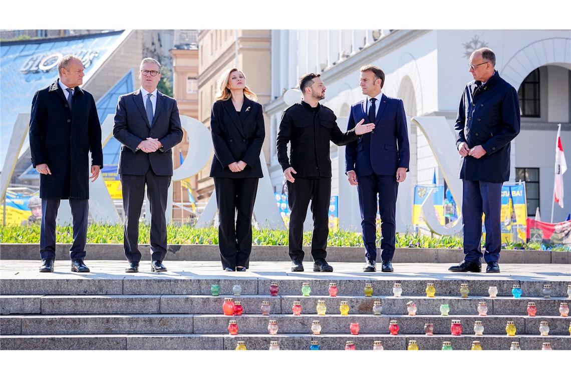 Merz und Macron in Kiew: Mission für eine Waffenruhe Tusk, Starmer, Macron und Merz mit dem ukrainischen Präsidenten Wolodymyr Selenskyj.