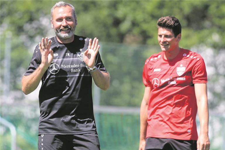 Tut seit dem Trainingsstart am 20. Juni alles, um Mario Gomez und Co. seinen Spielstil näherzubringen: Der neue VfB-Trainer Tim Walter. Foto: Imago
