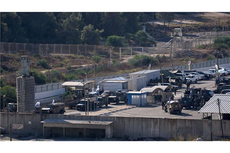 TV-Berichten zufolge fuhren erste Busse mit von Israel freigelassenen Palästinensern vom Ofer-Gefängnis bei Jerusalem ab.