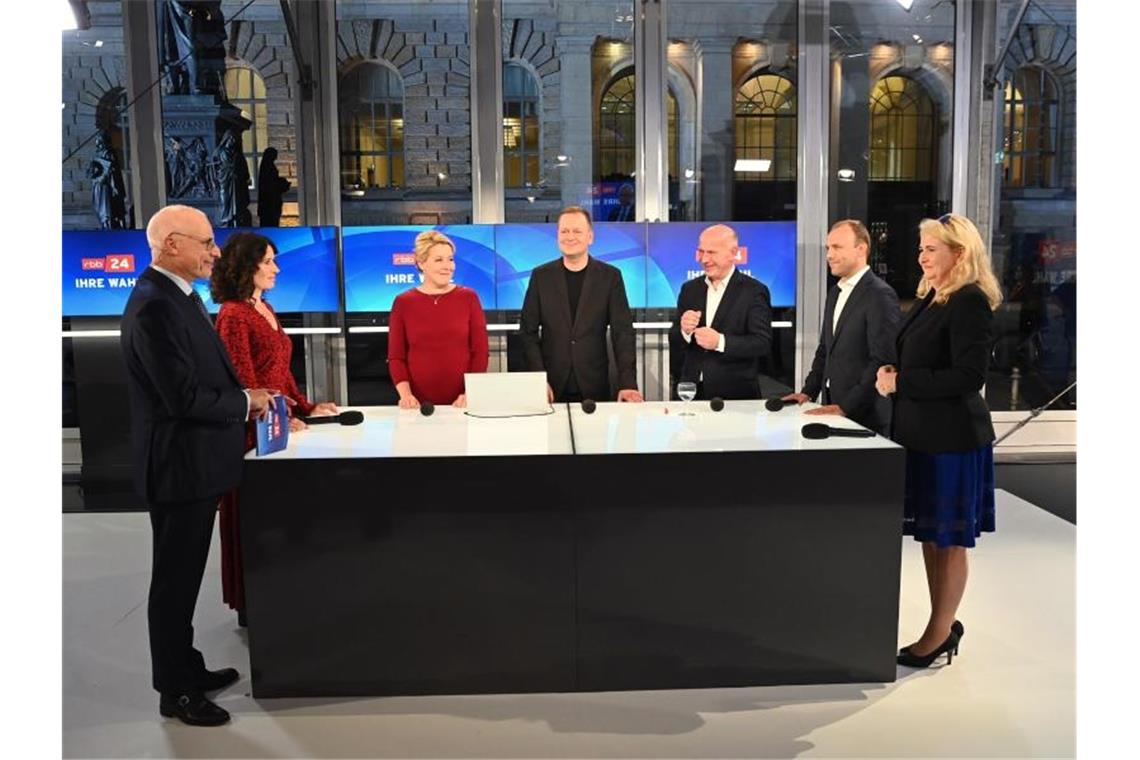 TV-Runde am Abend: v.l. Bettina Jarasch (Bündnis 90/Die Grünen), Franziska Giffey (SPD), Klaus Lederer (Die Linke), Kai Wegner (CDU), Sebastian Czaja (FDP) und Kristin Brinker (AfD). Ganz links: Moderator Volker Wieprecht. Foto: Soeren Stache/dpa-Zentralbild/POOL/dpa
