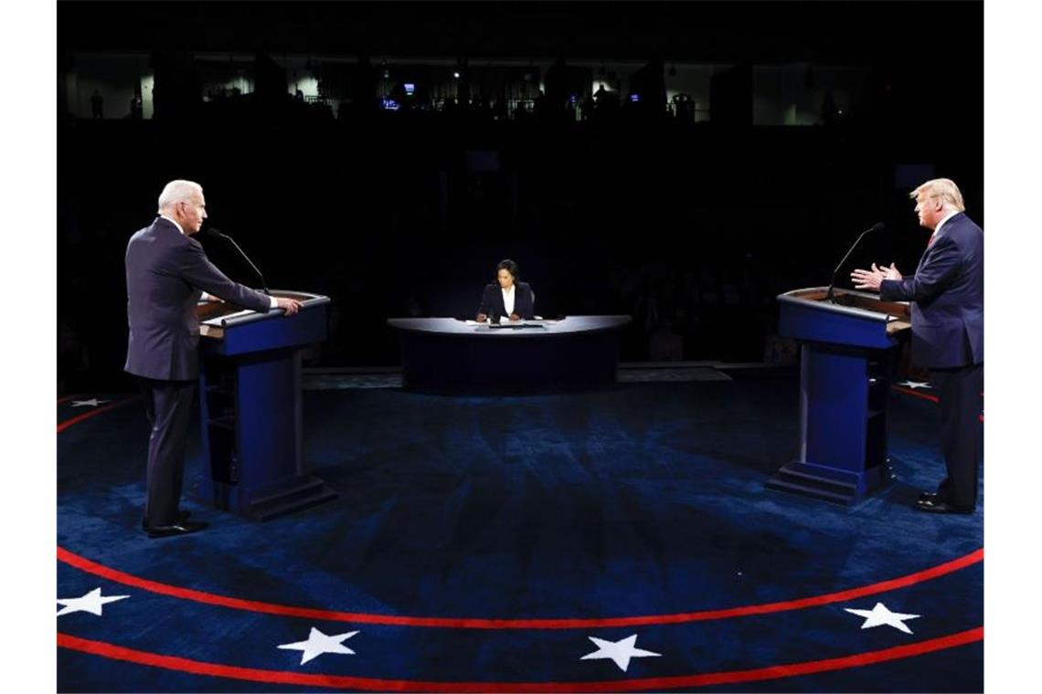 TV-Debatte mit Biden - Trump versucht Aufholjagd TV-Zweikampf: US-Präsident Donald Trump (r) und Herausforderer Joe Biden (l) während ihres Rededuells. Foto: Jim Bourg/Pool Reuters/AP/dpa
