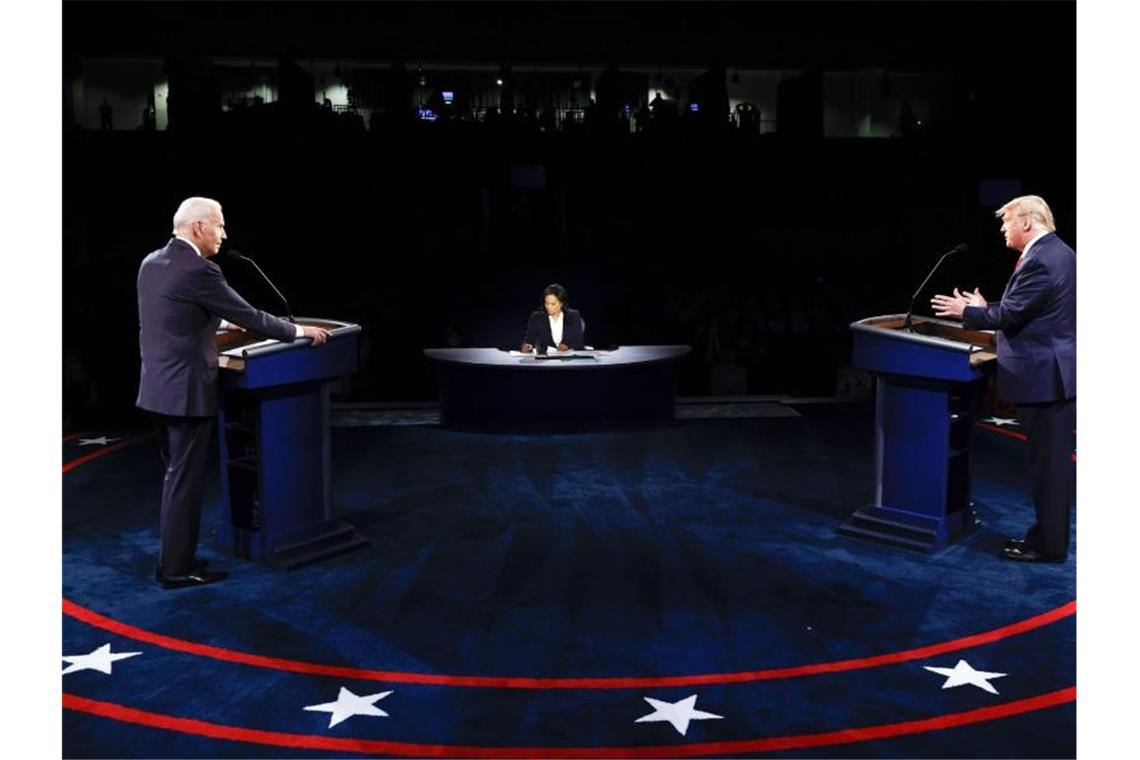 TV-Zweikampf: US-Präsident Donald Trump (r) und Herausforderer Joe Biden (l) während ihres Rededuells. Foto: Jim Bourg/Pool Reuters/AP/dpa