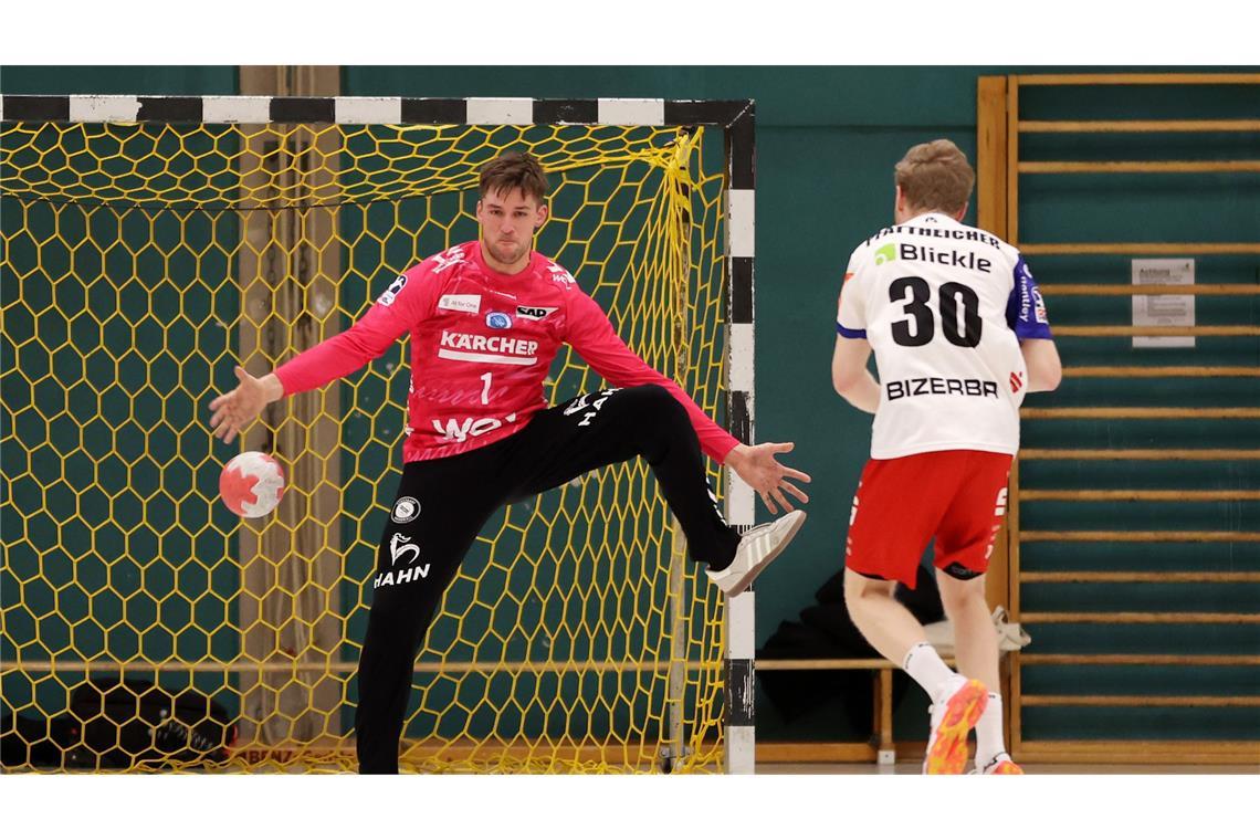 TVB-Keeper Mateusz Kornecki im Duell mit dem Ex-Stuttgarter Sascha Pfattheicher.