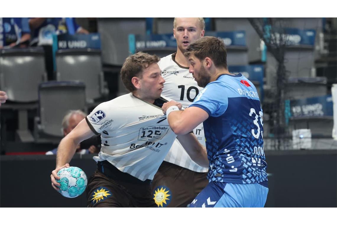 TVB-Neuzugang Malte Donker (re.) packt gegen Lukas Becher energisch zu.
