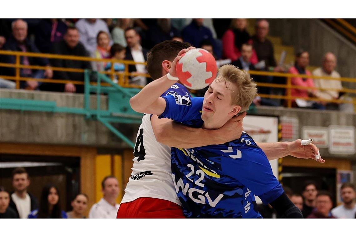 TVB-Spielmacher Torben Matzken wird gestoppt.