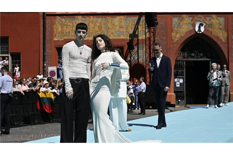 Tynna zeigt sich in einer Art Brautkleid auf dem türkisen Teppich.