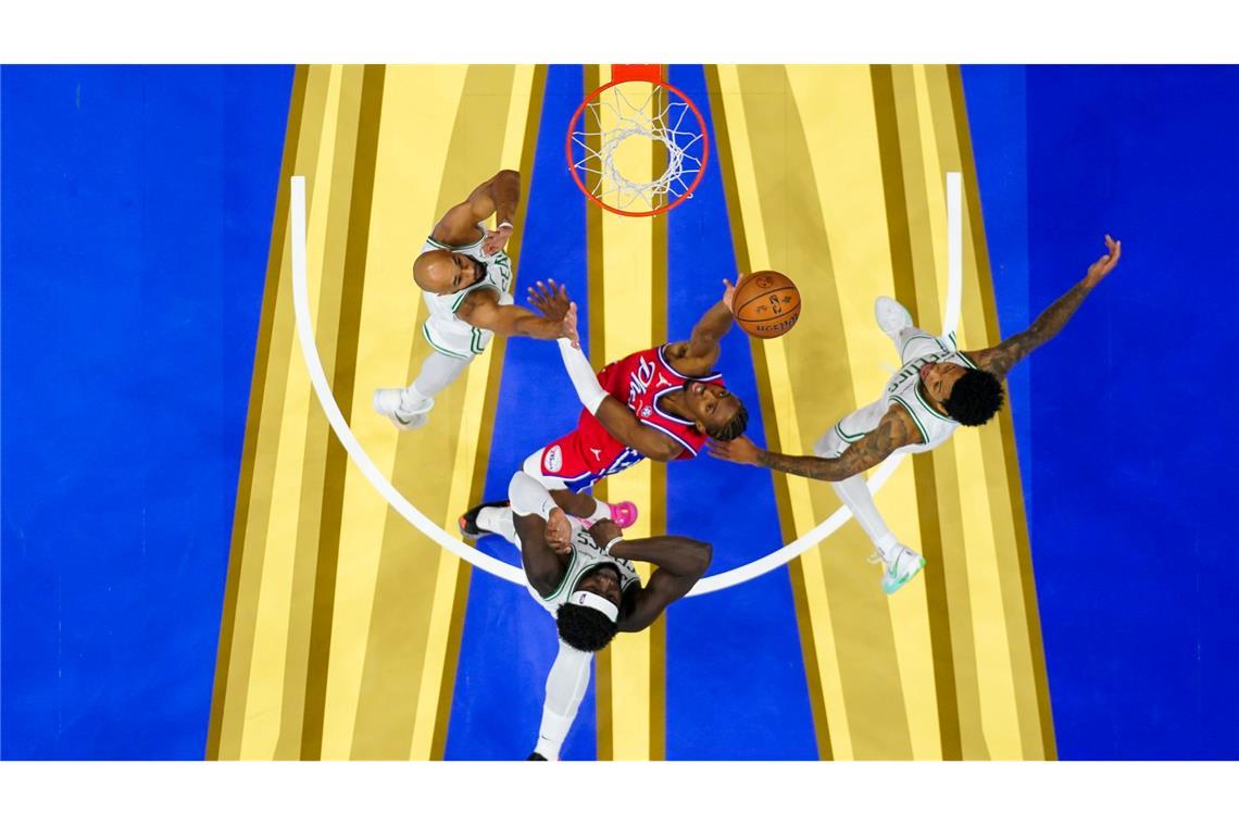 Bilder des Tages Tyrese Maxey (M) von den Philadelphia 76ers in Aktion.