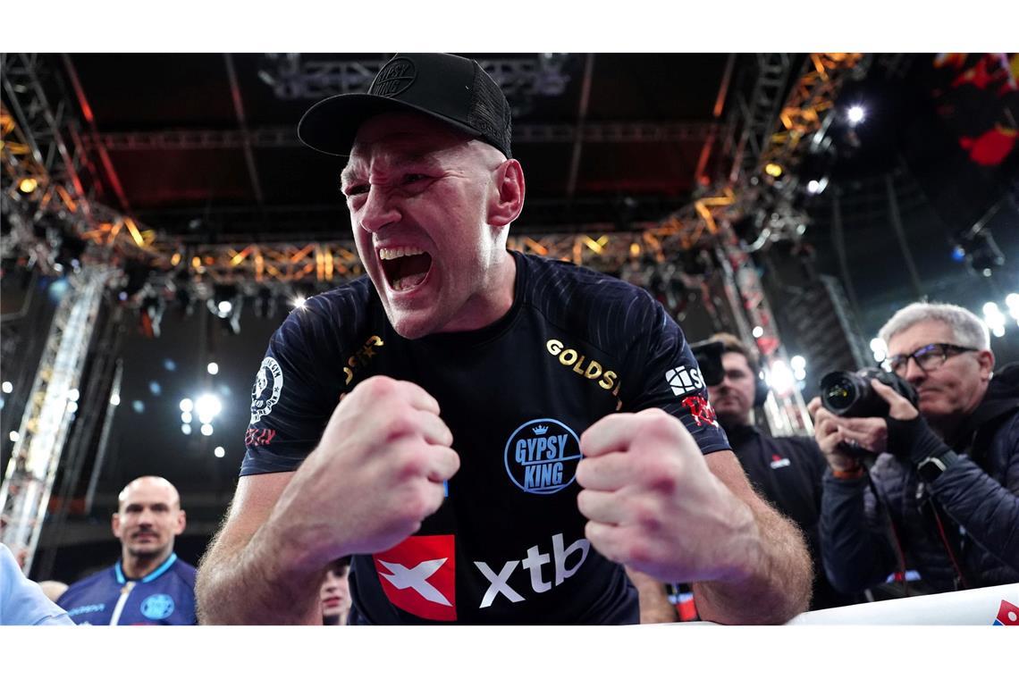 Tyson Fury feiert seinen Sieg gegen Arslanbek Machmudow nach dem Schwergewichtskampf im Tottenham Hotspur Stadium.