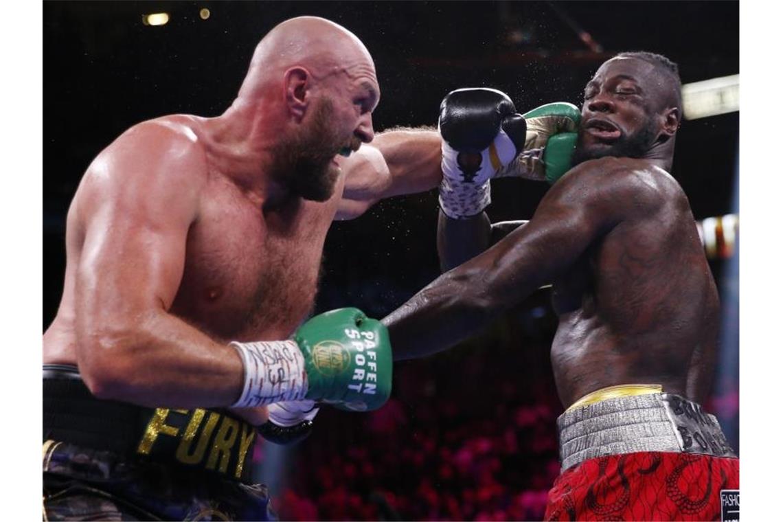 Fury wie im Rausch: „Ich bin der Beste der Welt“ Tyson Fury (l) kann am Kopf von Deontay Wilder einen Treffer landen. Foto: Chase Stevens/FR171365 AP/dpa