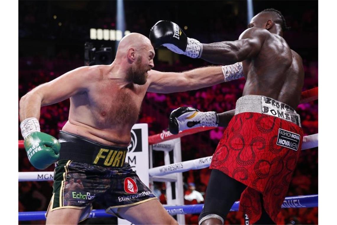 Fury wie im Rausch: „Ich bin der Beste der Welt“ Tyson Fury (l) trifft Deontay Wilder mit seiner Linken. Foto: Chase Stevens/FR171365 AP/dpa