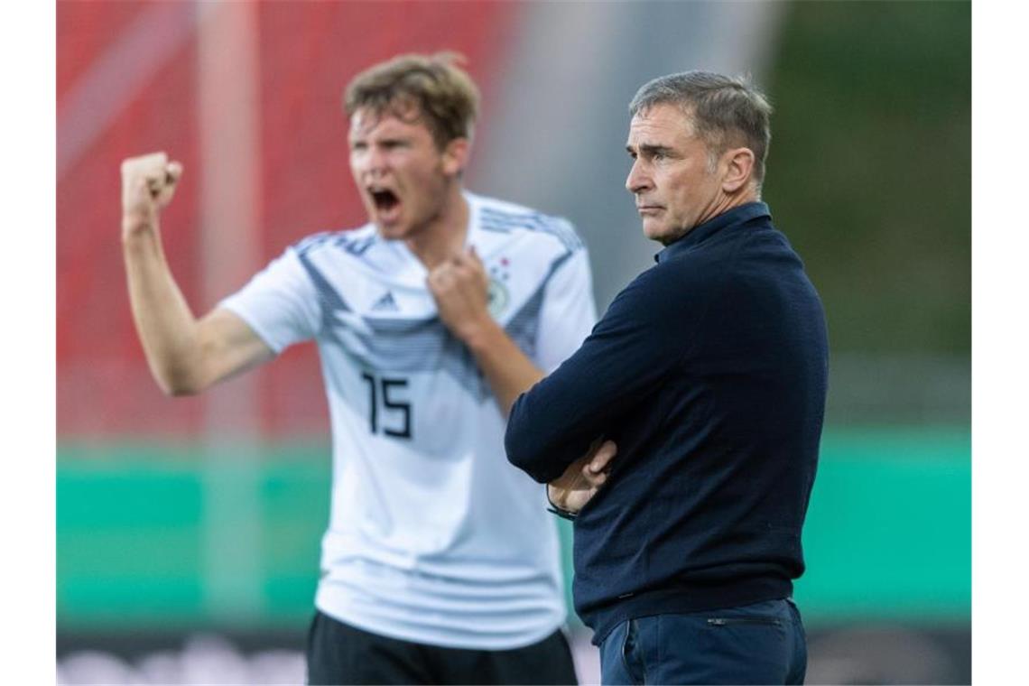 U21-Bundestrainer Stefan Kuntz (r) hat alles im Blick, Luca Kilian feiert das 2:0 gegen Griechenland. Foto: Robert Michael