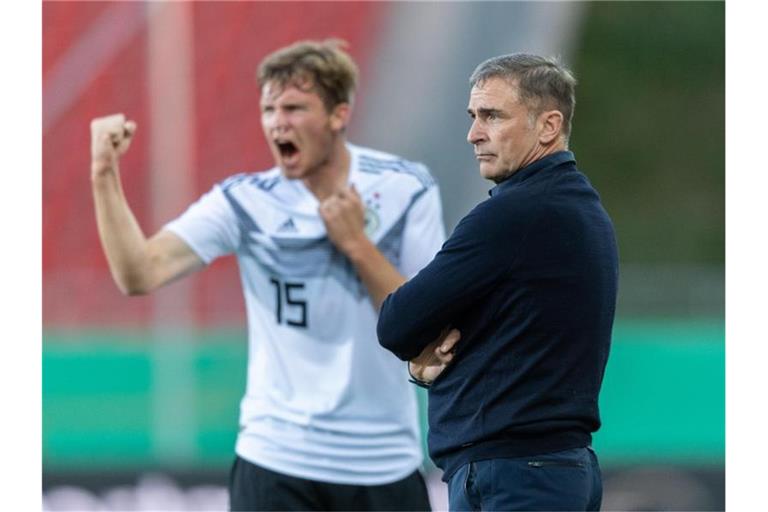 U21-Bundestrainer Stefan Kuntz (r) hat alles im Blick, Luca Kilian feiert das 2:0 gegen Griechenland. Foto: Robert Michael