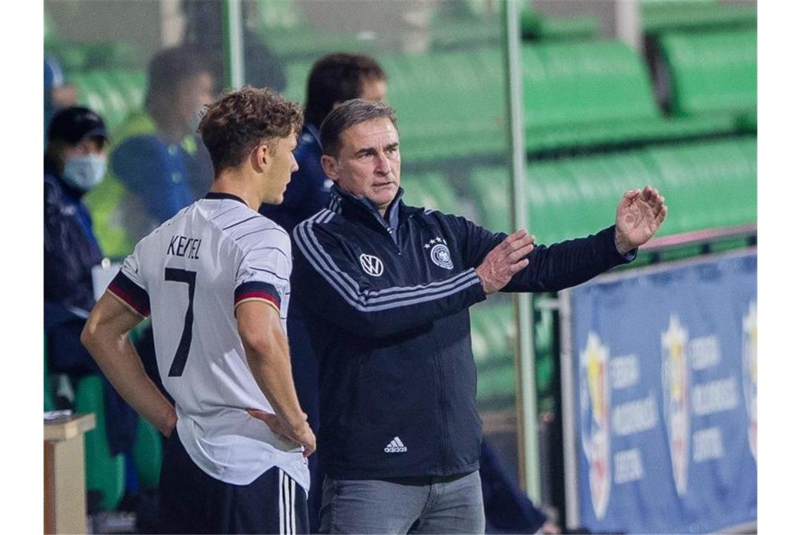 U21 trotzt dem Corona-Wirbel - Neue Sorgen für Trainer Kuntz U21-Bundestrainer Stefan Kuntz (r) hat Personalsorgen. Foto: Str/dpa