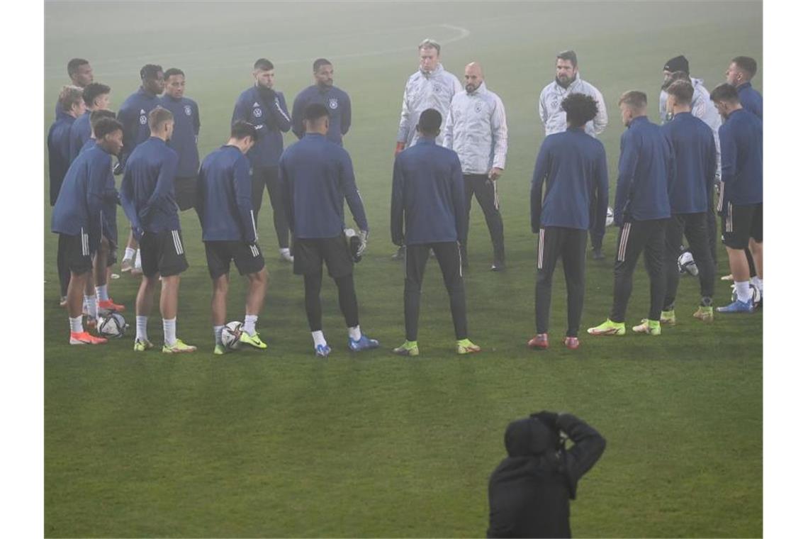 U21 auch zum Jahresabschluss ohne Moukoko U21-Cheftrainer Antonio Di Salvo hat die Spieler beim Abschlusstraining in der Wirmachendruck-Arena um sich versammelt. Foto: Marijan Murat/dpa