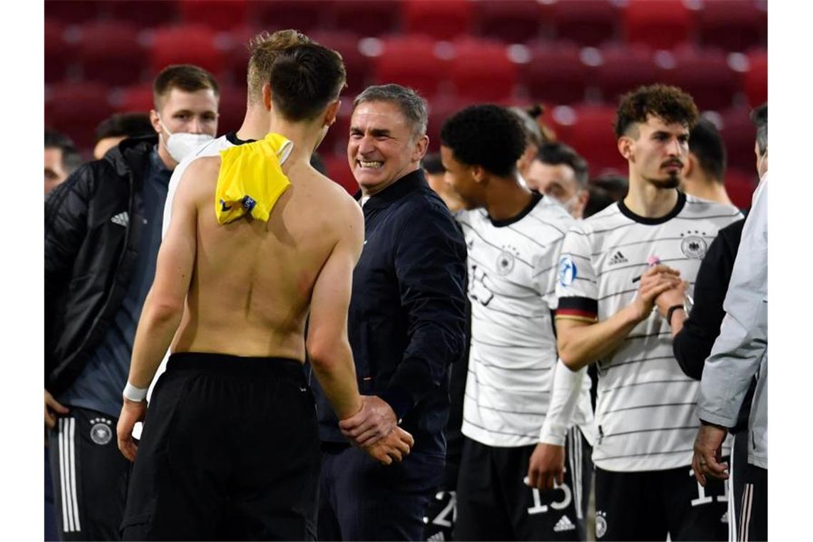 EM, Olympia und Corona: Spannender Sommer für Kuntz' U21 U21-Coach Stefan Kuntz feiert mit seinen Spielern den Einzug ins EM-Viertelfinale. Foto: Marton Monus/dpa