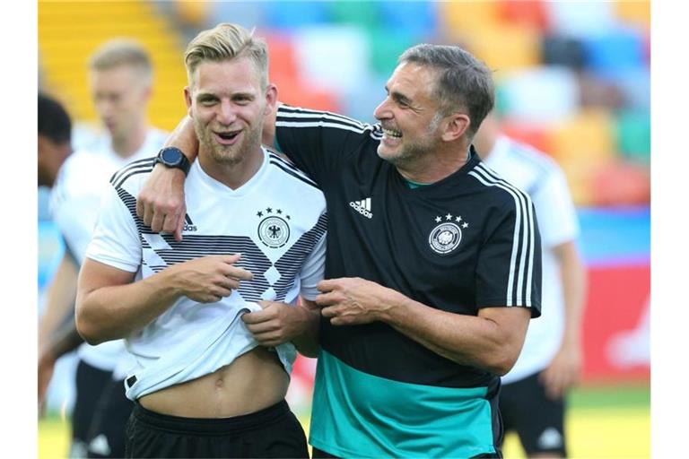 U21-Coach Stefan Kuntz (r) setzt in der Startelf gegen Dänemark auf Arne Maier. Foto: Cézaro De Luca